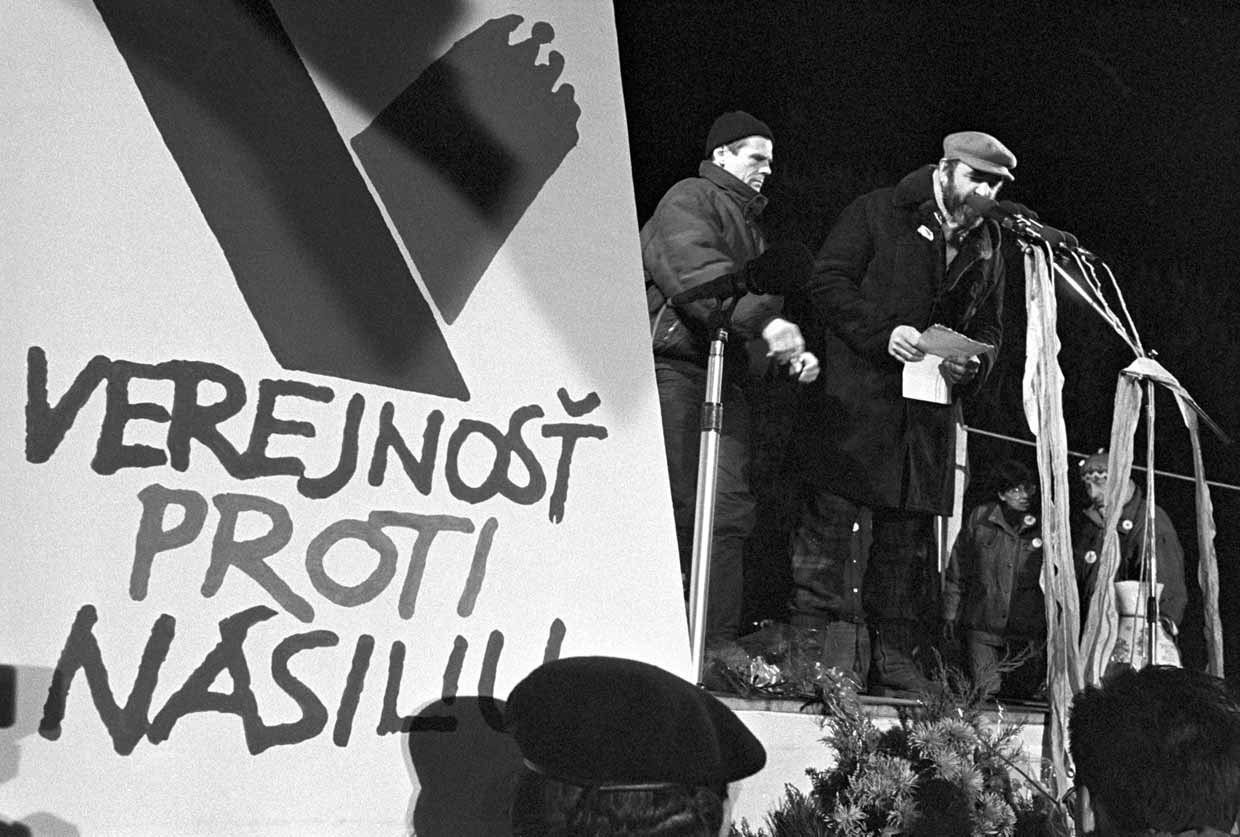 Ľubo Stacho, Milan Kňažko a Rudolf Sikora na demonštrácii, Námestie SNP. 1989. Súkromný majetok